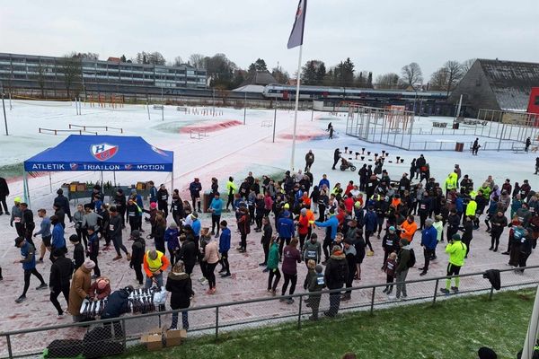 Målområdet til HGATM Nytårsløbet 2026 – medaljer, champagne, sodavand og kransekage til glade deltagere.