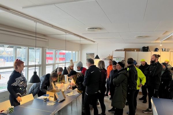 Deltagere afhenter startnumre til HGATM Nytårsløbet 2026 ved Herlufsholm Idrætscenter.